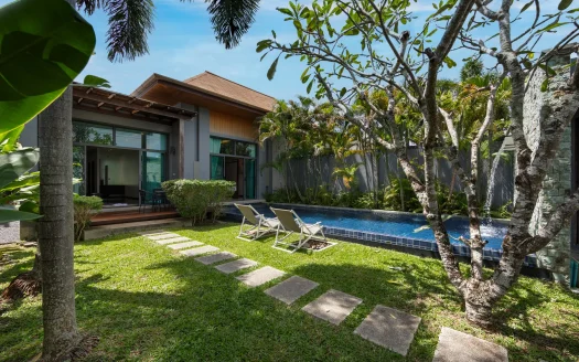 Уличный бассейн с двумя шезлонгами и пальмами рядом с современным домом