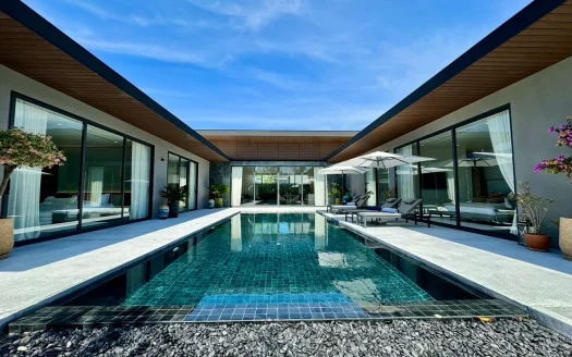 Современный дворик с бассейном между стеклянными виллами, солнечный