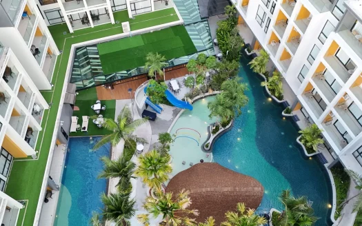 Аэрофотосъемка курортного внутреннего двора с пальмами и горкой