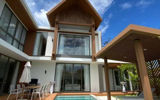 Экстерьер современной виллы с бирюзовым бассейном и деревянной террасой