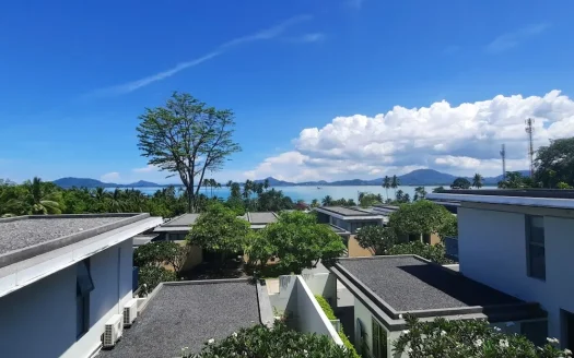 Дневной прибрежный вид над крышами на синее море и дальние острова