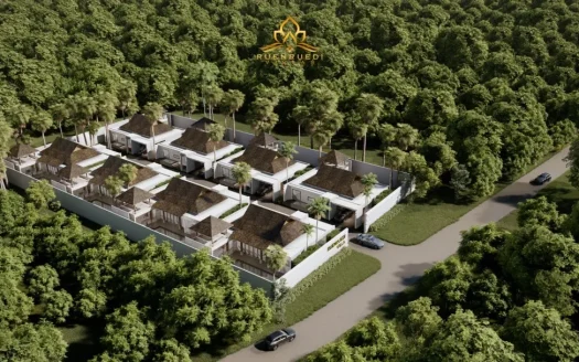 Кадр сверху: белые виллы с соломенной крышей среди деревьев