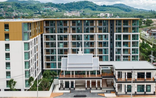 Наружный вид современного жилого здания с балконами