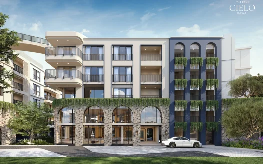 Наружный вид современного здания с каменными арками и балконами