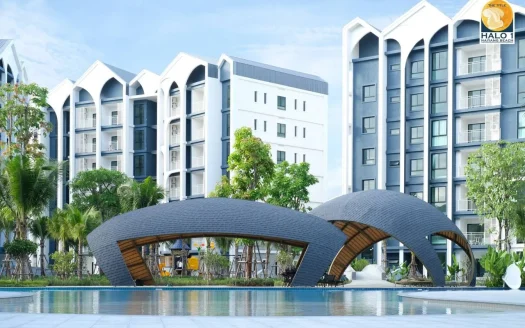 Открытый бассейн с изогнутыми синими павильонами и современными жилыми зданиями