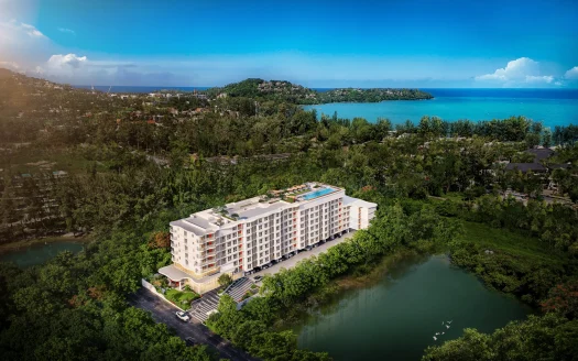 Воздушный вид на белый жилой комплекс с бассейном у моря