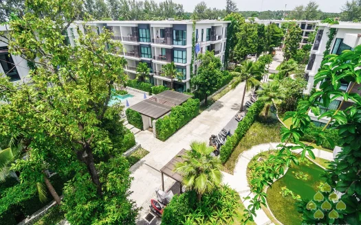 Воздушный вид на современный жилой комплекс с бассейном и садом