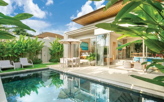 Открытая гостиная с панорамными дверями и столовой у бассейна под зонтом