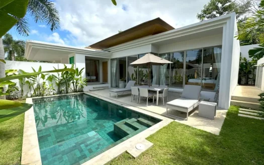 Современная вилла с стеклянными стенами и бирюзовым бассейном