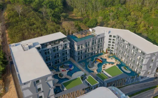 Воздушный снимок современного курорта с изогнутым бассейном и горками