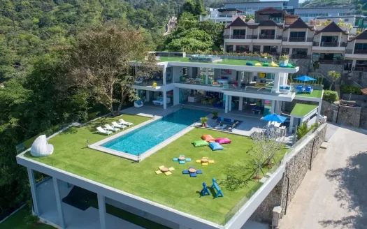 Воздушный вид сверху на крышу с бассейном и газоном и яркой мебелью