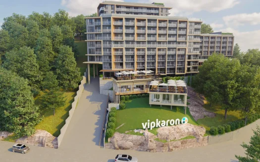 Холмистый современный жилой комплекс с стеклянными балконами и террасным кафе