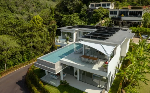 Белая вилла на холме с стеклянным балконом, бассейном и обеденной террасой