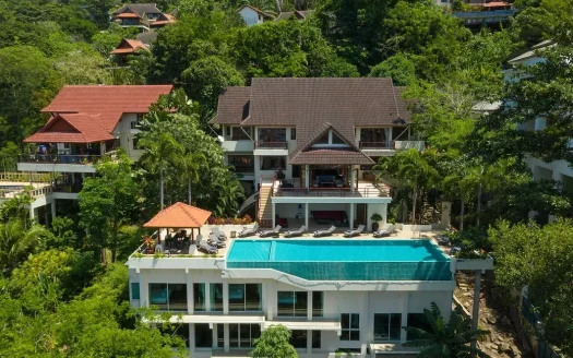 Аэрофотосъемка виллы на склоне с бирюзовым бассейном и пышными деревьями